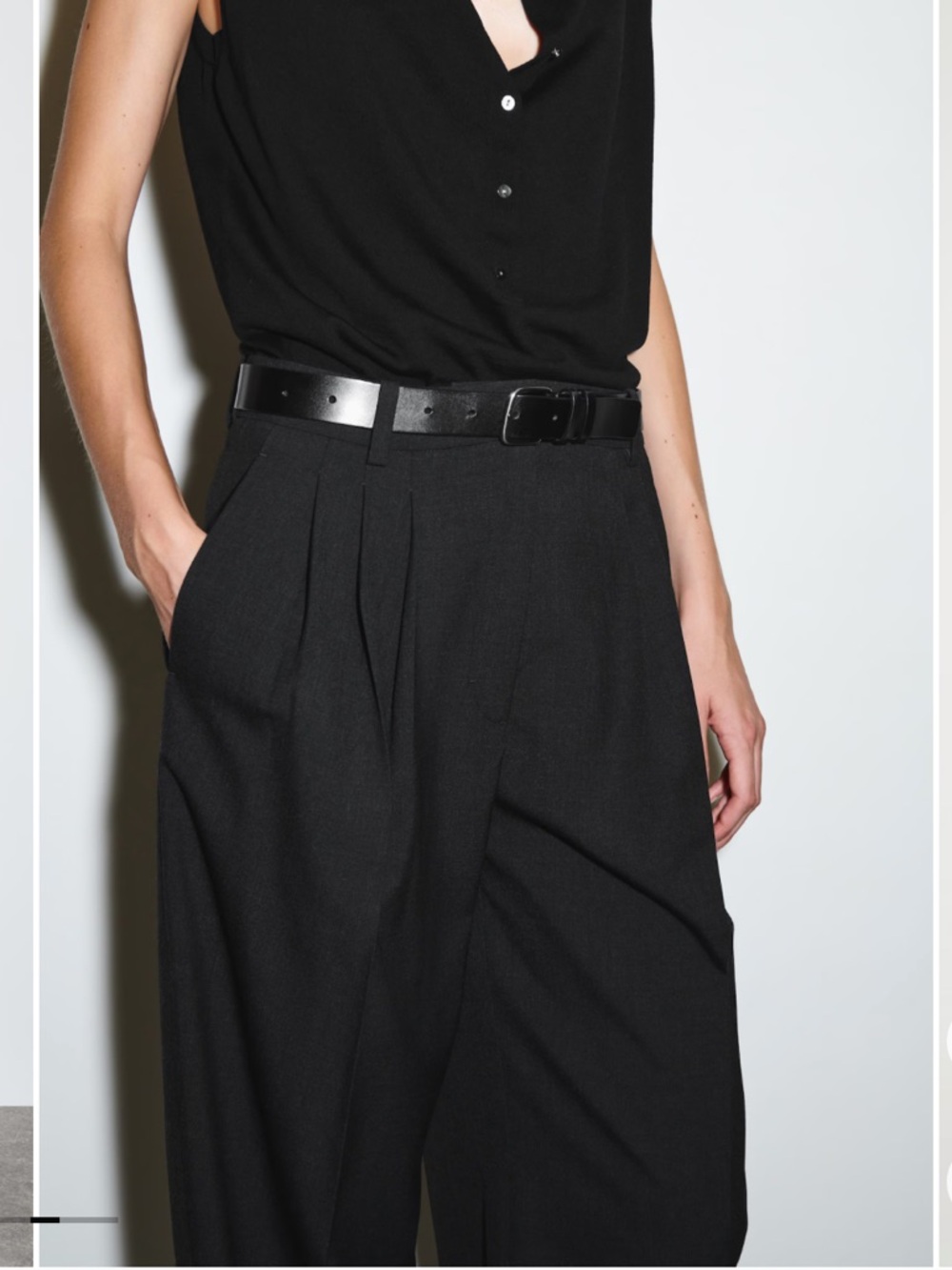 COS PLEATED BARREL-LEG WOOL PANTS
In Charcoal - Picture 3 of 7